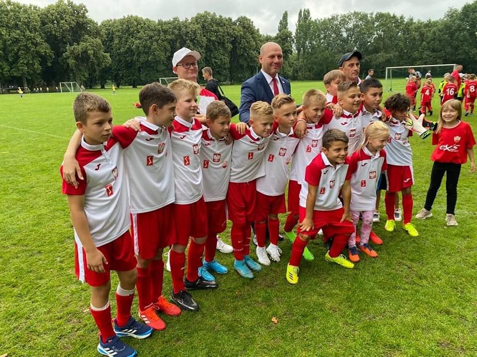 PLinDeutschland's tweet photo. W Berlinie trwa jubileusz 1️⃣0️⃣0️⃣-lecia Związku Polaków w Niemczech #ZPwN. 
Wysocy przedstawiciele państwa 🇵🇱 złożyli wieńce w #Plötzensee, wzięli udział w międzyn. turnieju piłki nożnej dla dzieci, uczestniczyli w wręczeniu działaczom Związku honorowych odznak „Bene Merito”. https://t.co/yNPp1J0Pcd