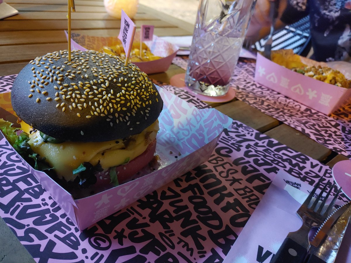 Teupo_'s tweet photo. Köllns beste Burger #veganjunkfoodbar https://t.co/rlRYMhw34d