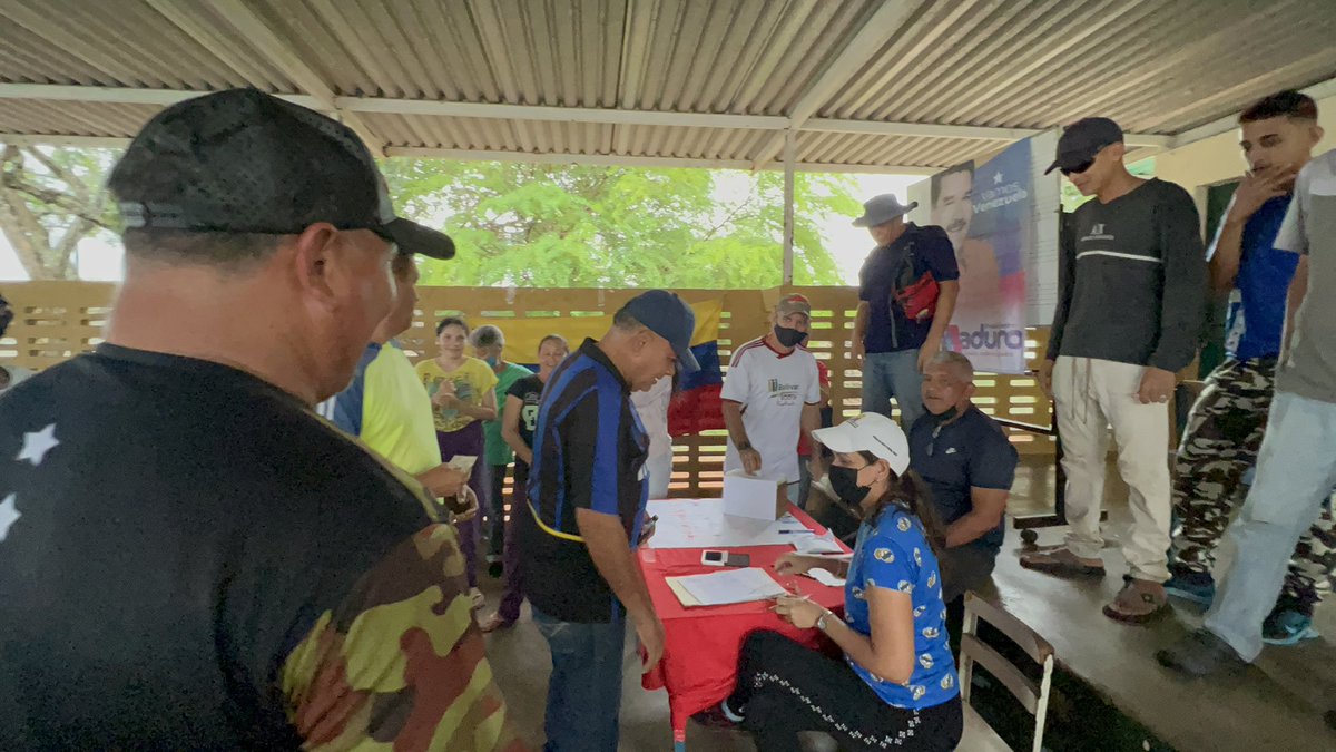 comandosergioh's tweet photo. Nos encontramos en Los Aceiticos II, CLAP Generalísimo Francisco de Miranda; donde nuestro pueblo está ejerciendo su derecho, democrático y bajo un clima de Alegría, porque así somos en el @PartidoPSUV #UniónParaLaVictoria https://t.co/2n0iuTH9I4