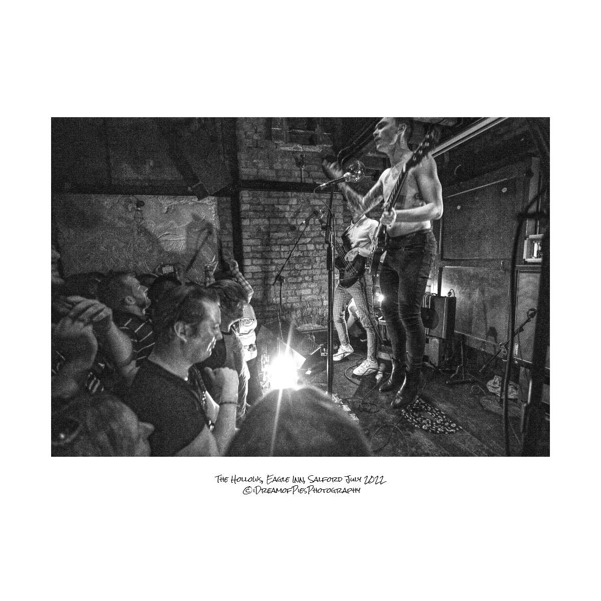Idreamofpiepics's tweet photo. Gig at #OffTheSquare #Manchester Sept 17th, NEW single 'Ghosts' out 30th Sept & they have joined the @endof_thetrail management roster. So plenty for @hollowsuk to celebrate + levitate about! Look forward to hearing more #music #live #photography #blackandwhite @louderthanwar https://t.co/X0R7GVoWAu