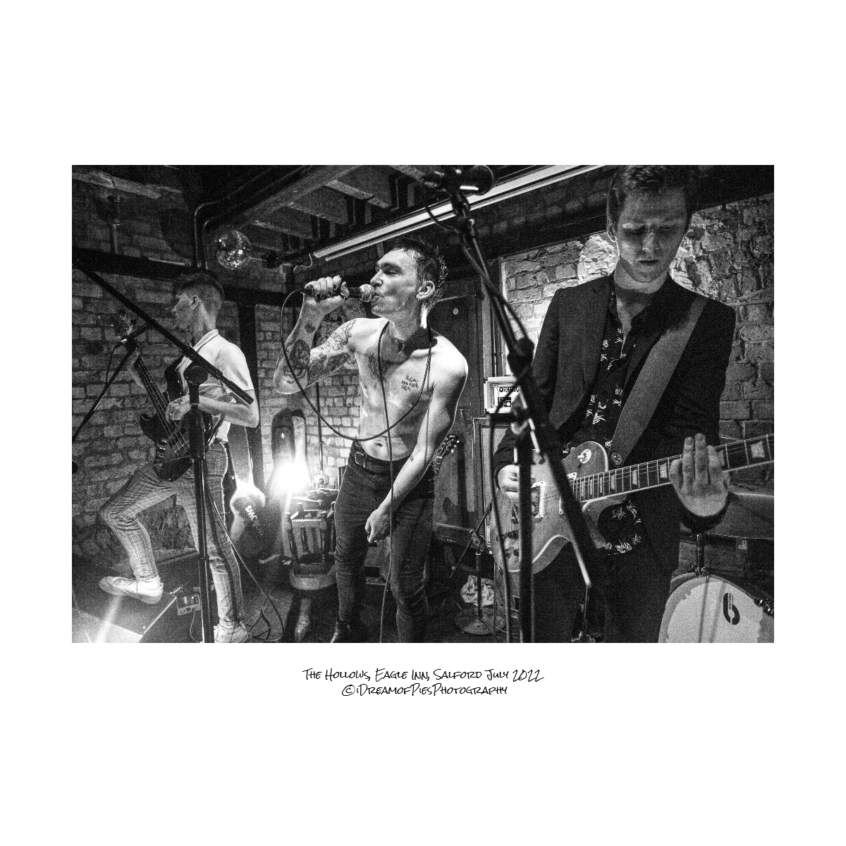 Idreamofpiepics's tweet photo. Gig at #OffTheSquare #Manchester Sept 17th, NEW single 'Ghosts' out 30th Sept & they have joined the @endof_thetrail management roster. So plenty for @hollowsuk to celebrate + levitate about! Look forward to hearing more #music #live #photography #blackandwhite @louderthanwar https://t.co/X0R7GVoWAu