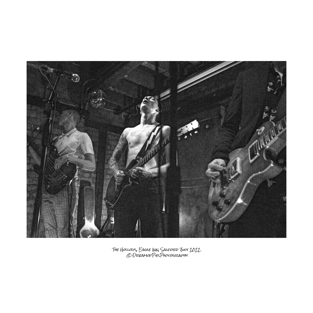 Idreamofpiepics's tweet photo. Gig at #OffTheSquare #Manchester Sept 17th, NEW single 'Ghosts' out 30th Sept & they have joined the @endof_thetrail management roster. So plenty for @hollowsuk to celebrate + levitate about! Look forward to hearing more #music #live #photography #blackandwhite @louderthanwar https://t.co/X0R7GVoWAu