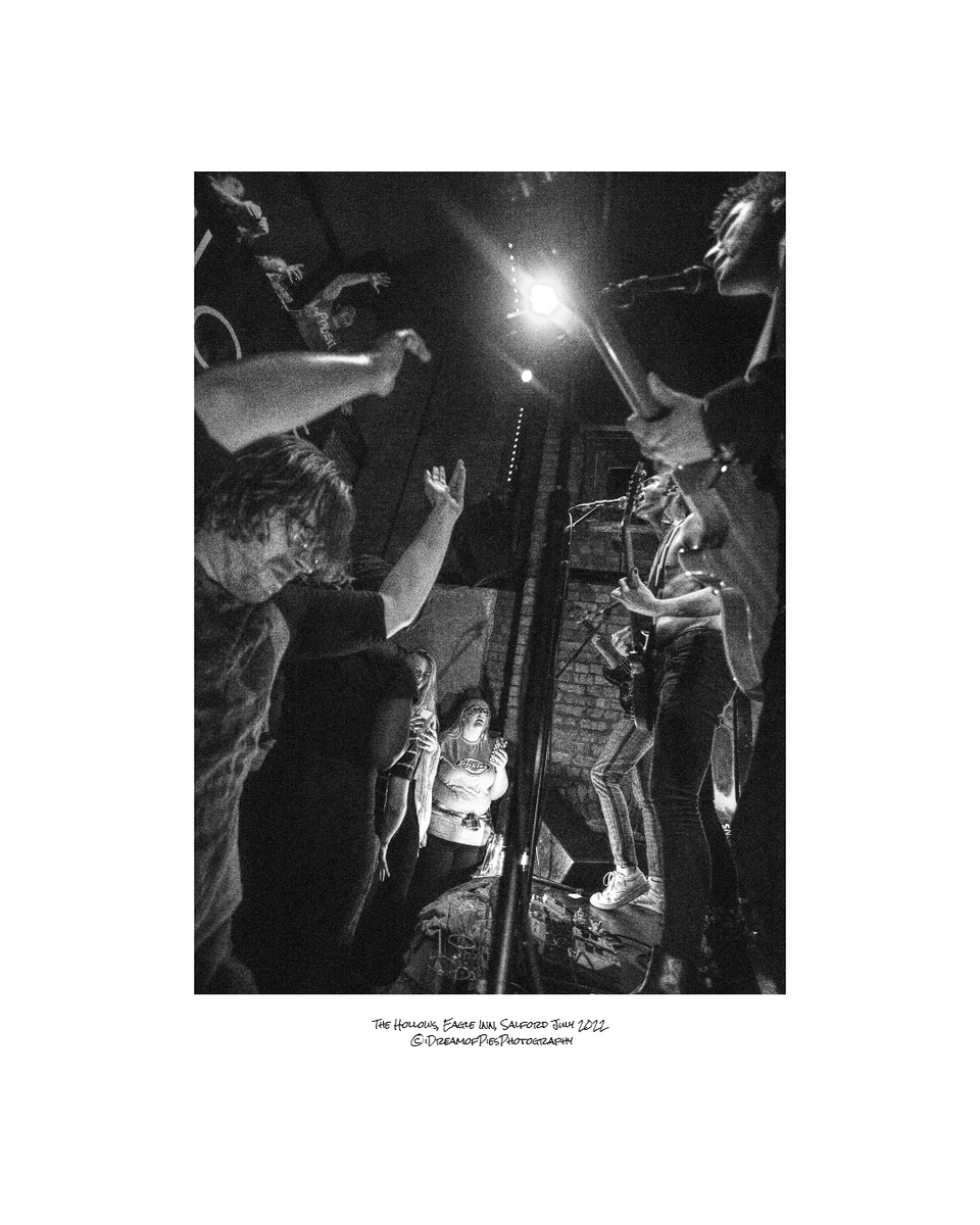 Idreamofpiepics's tweet photo. Gig at #OffTheSquare #Manchester Sept 17th, NEW single 'Ghosts' out 30th Sept & they have joined the @endof_thetrail management roster. So plenty for @hollowsuk to celebrate + levitate about! Look forward to hearing more #music #live #photography #blackandwhite @louderthanwar https://t.co/X0R7GVoWAu