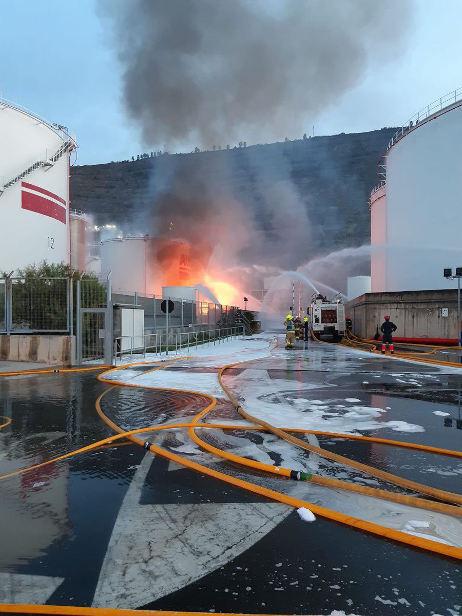 👨‍🚒🔥👩‍🚒 @Bilbaoport-eko sutea itzalita, euskal larrialdietako zerbitzuko taldeen esku-hartze azkar eta profesionalari esker

#BizkaikoSuhiltzaileak

 👏 Eskerrik asko!!!