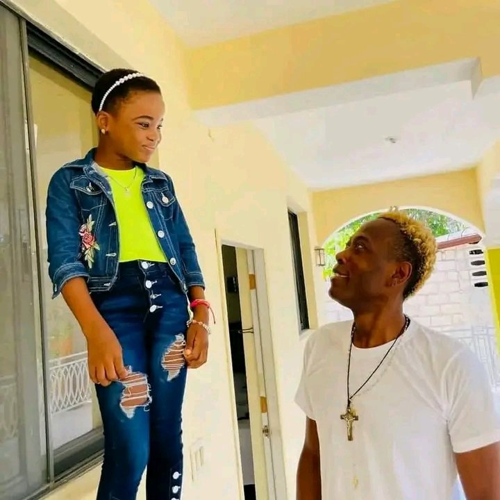 Street9Magazine's tweet photo. Ce cliché de la très talentueuse petite fille prénommée Fresberline et du célèbre chanteur haïtien Gazzman Couleur est devenu viral sur les réseaux sociaux.
#street9 #street9magazine #enfo https://t.co/bmeWFevGX9