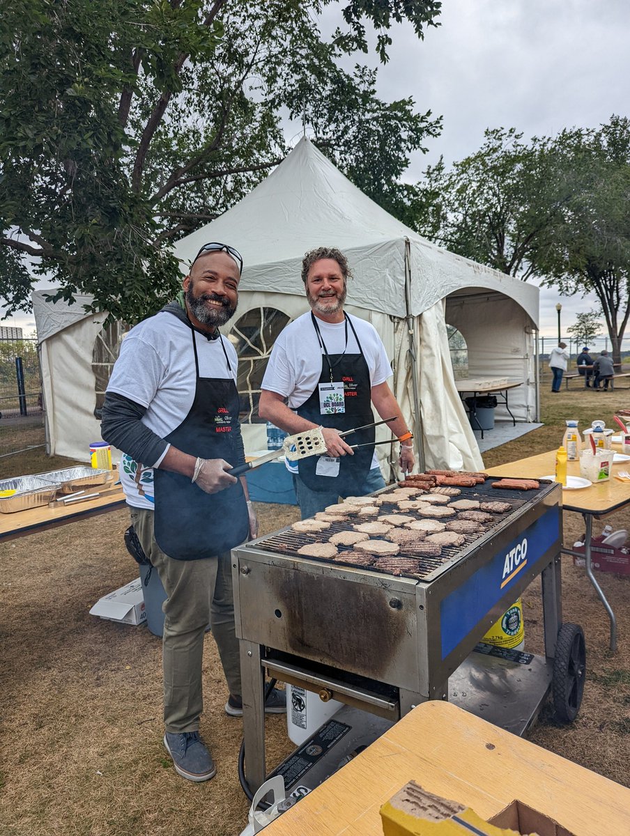 Social_Moi's tweet photo. Look who's running the BBQ!

It's free!!

Hot dogs, hamburgers, potato salad, pop, ice tea. ALL FREE!

Come on down to Constable Ezio Faraone Park and feed the whole family 🌭🍔
@OCLYEG
#OCL100 #yeg https://t.co/SH5IGoRXhG