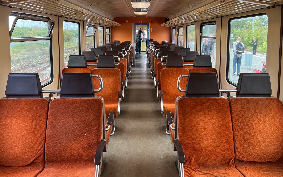 gleis3a's tweet photo. Zur #BR628 #VT628 201 einige Eindrücke. Außengestaltung des Zuges: Auf der einen Seite befinden sich überwiegend Urlaubsmotive, auf der anderen Seite unterschiedliche Zugfarben und Industrie-Look. Innen dominiert Orange-Beige-Braun. https://t.co/SCwzKi0epu