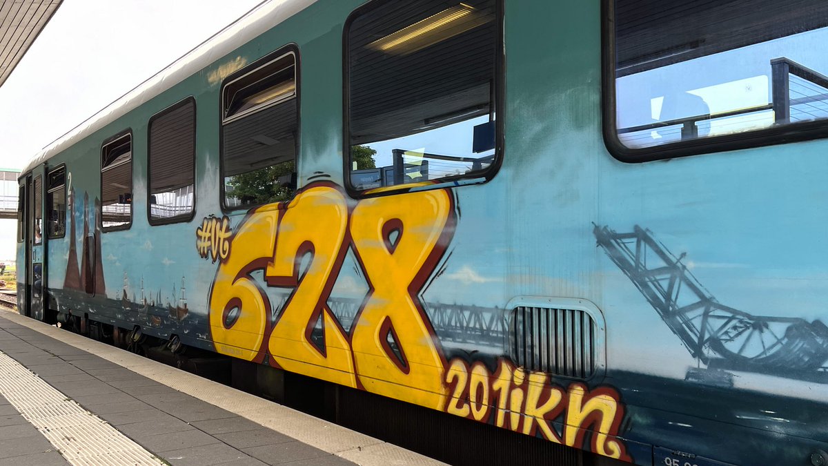 gleis3a's tweet photo. Zur #BR628 #VT628 201 einige Eindrücke. Außengestaltung des Zuges: Auf der einen Seite befinden sich überwiegend Urlaubsmotive, auf der anderen Seite unterschiedliche Zugfarben und Industrie-Look. Innen dominiert Orange-Beige-Braun. https://t.co/SCwzKi0epu