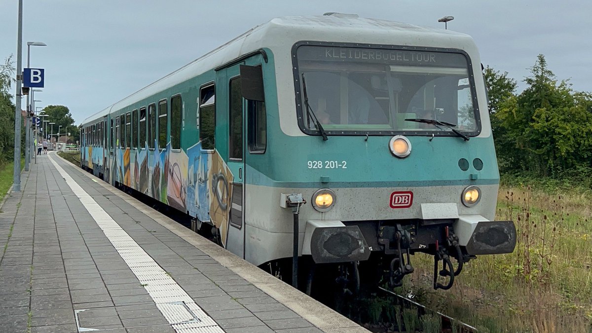 gleis3a's tweet photo. Zur #BR628 #VT628 201 einige Eindrücke. Außengestaltung des Zuges: Auf der einen Seite befinden sich überwiegend Urlaubsmotive, auf der anderen Seite unterschiedliche Zugfarben und Industrie-Look. Innen dominiert Orange-Beige-Braun. https://t.co/SCwzKi0epu