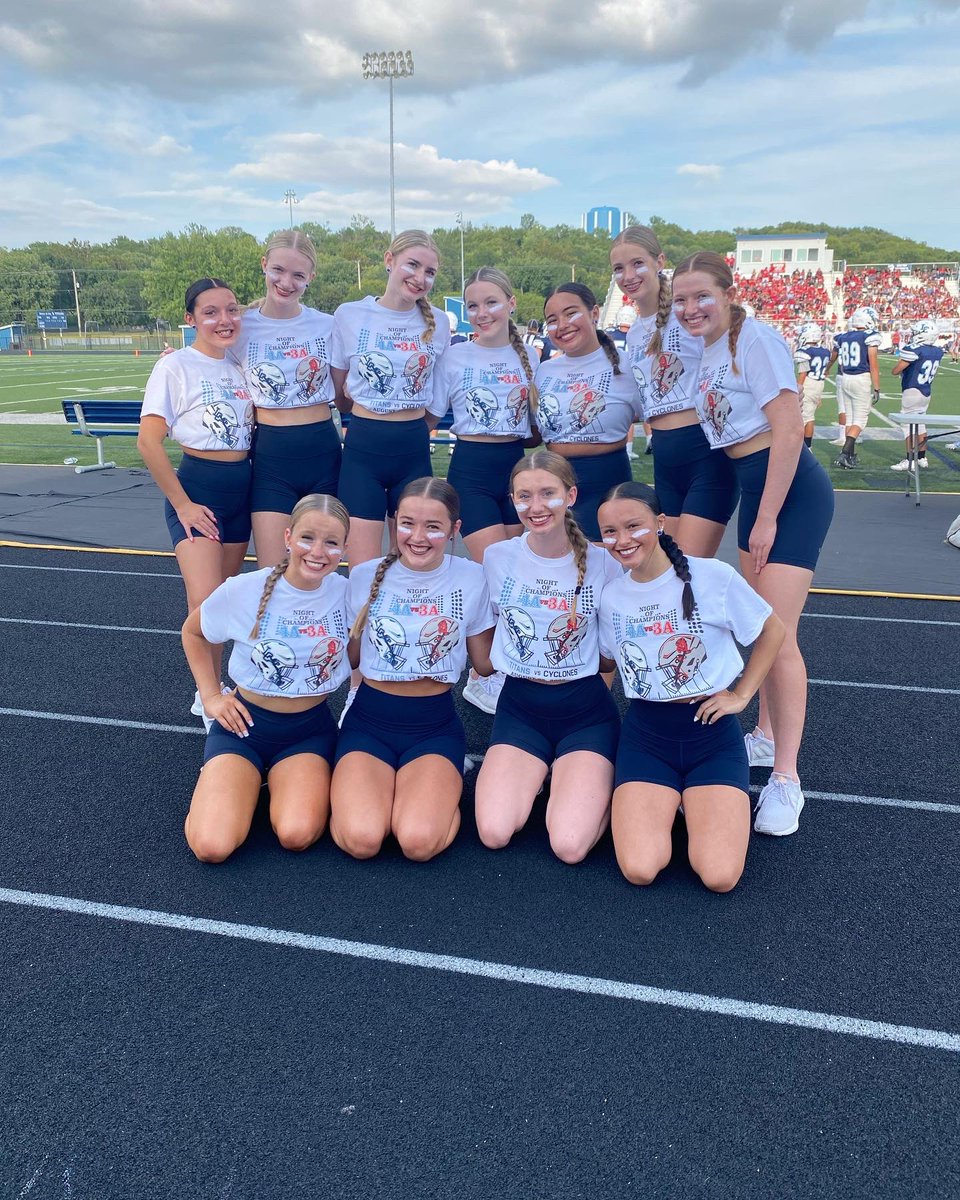 LC_Dance_Team's tweet photo. What a game!! We love our Titans, go big blue!! 💙🤍🏈 https://t.co/vDHUSUss9V