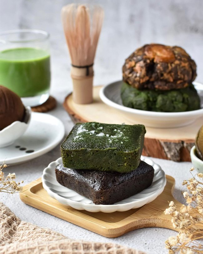 Matchaeologist's tweet photo. π Tag your #MatchaMates who would fall in love with this tea-riffic selection of πΏ #Matcha & #Houjicha #Madeleines, #Blondies, and #Cookies πͺ beautifully captured by @ mysweetlittletooth. π https://t.co/6C3vBOSMaN https://t.co/91egtSNZuX