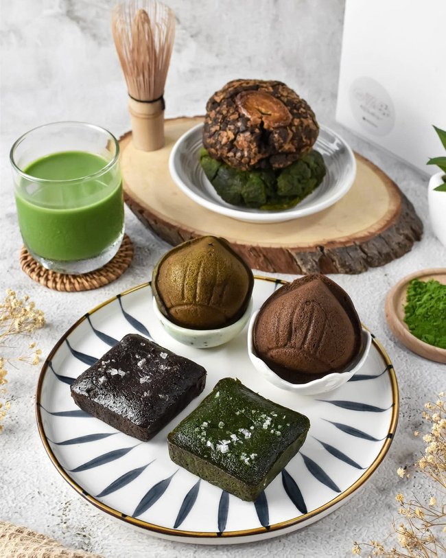 Matchaeologist's tweet photo. π Tag your #MatchaMates who would fall in love with this tea-riffic selection of πΏ #Matcha & #Houjicha #Madeleines, #Blondies, and #Cookies πͺ beautifully captured by @ mysweetlittletooth. π https://t.co/6C3vBOSMaN https://t.co/91egtSNZuX