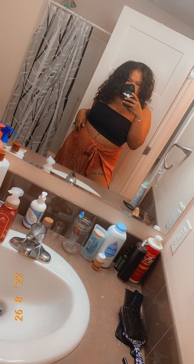 Chantizzle32's tweet photo. I bought this skirt like 2 years ago &amp; it didn’t fit…look at me now😛 https://t.co/0vPrg9kFKn