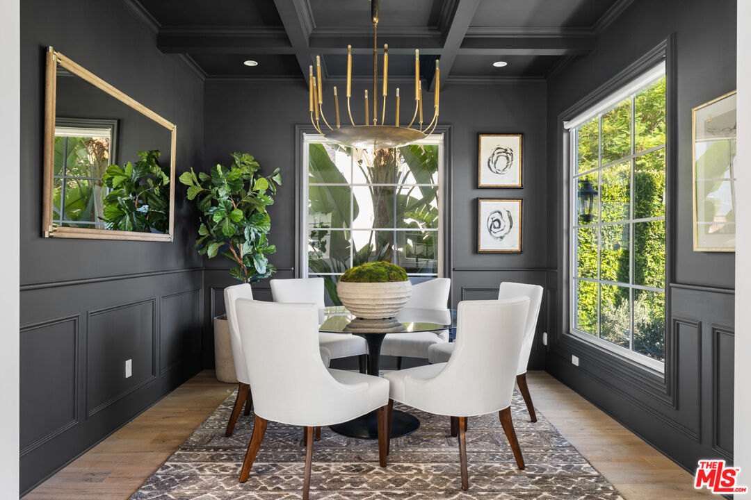 HolaManuelPablo's tweet photo. Off-Market in Beverly Center! 😱👀
Home of the Week! 🏡
"Nestled in the heart of Beverly Grove sits this RARE and lavish 1920s Cape Cod gated property, newly remodeled in 2016 w/ 4 BD/5BA..." 😍
Listed By: T. Davila & K. Eart w/ Compass
Offered At: $3,850,000 ✅ https://t.co/WVEJ8ouIya