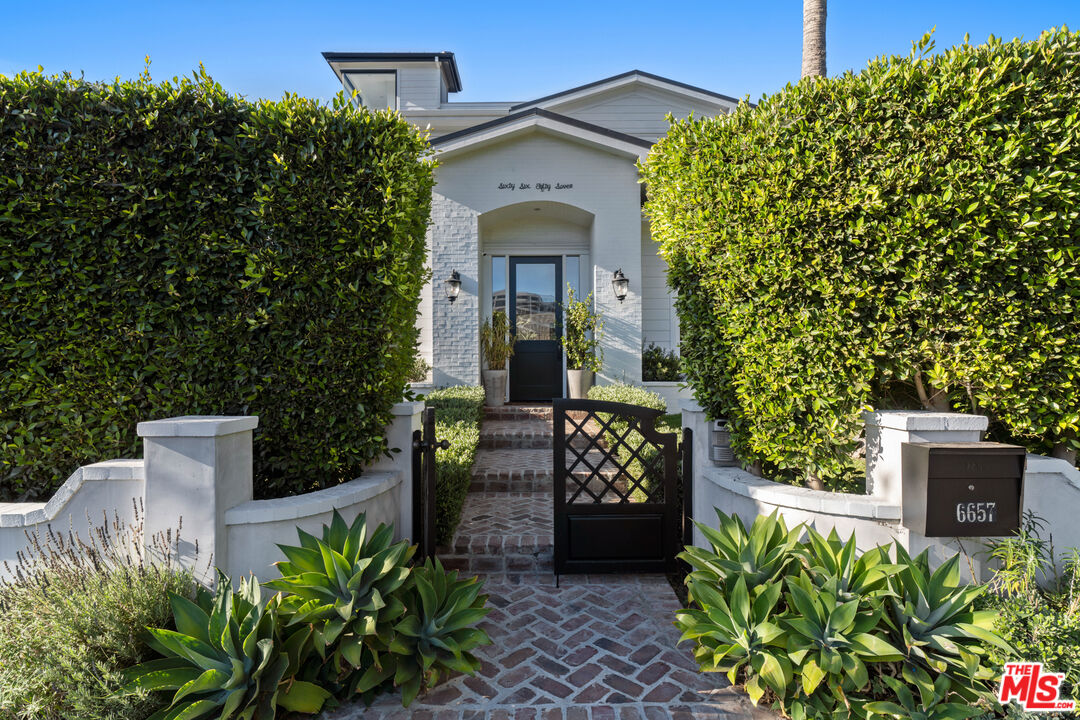 HolaManuelPablo's tweet photo. Off-Market in Beverly Center! 😱👀
Home of the Week! 🏡
"Nestled in the heart of Beverly Grove sits this RARE and lavish 1920s Cape Cod gated property, newly remodeled in 2016 w/ 4 BD/5BA..." 😍
Listed By: T. Davila & K. Eart w/ Compass
Offered At: $3,850,000 ✅ https://t.co/WVEJ8ouIya