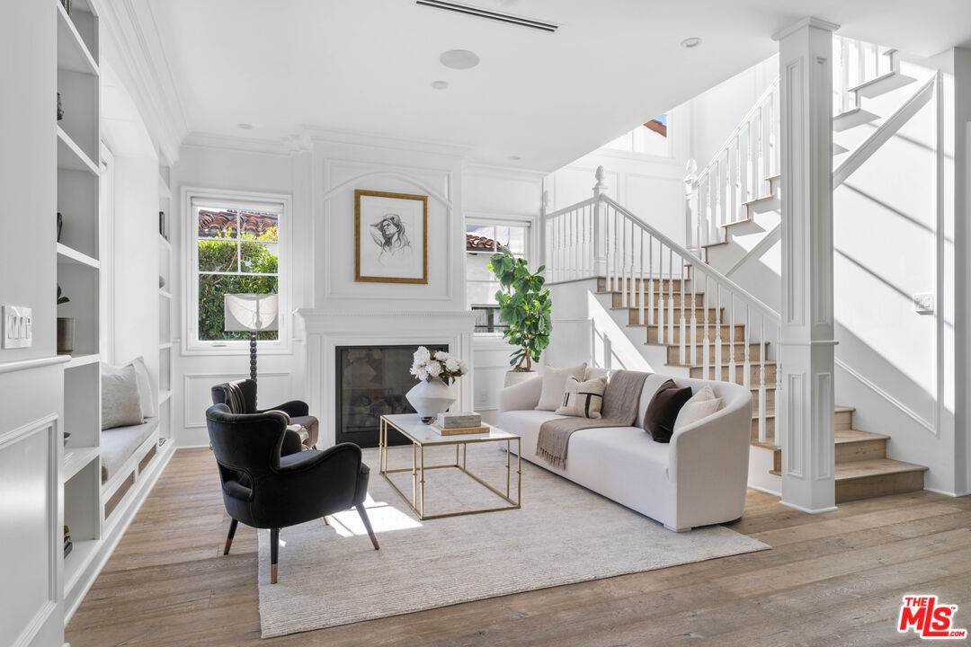 HolaManuelPablo's tweet photo. Off-Market in Beverly Center! 😱👀
Home of the Week! 🏡
"Nestled in the heart of Beverly Grove sits this RARE and lavish 1920s Cape Cod gated property, newly remodeled in 2016 w/ 4 BD/5BA..." 😍
Listed By: T. Davila & K. Eart w/ Compass
Offered At: $3,850,000 ✅ https://t.co/WVEJ8ouIya