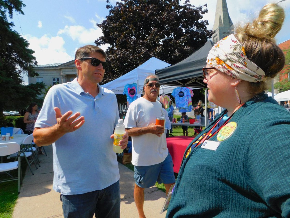 I enjoyed talking to Megan Charland, of @thelinkadk and @thestrandcenter for the Arts,and Kim Cummins, of Hey, I'm Kim, who helped organize the festival, and seeing everyone enjoying the weather and having a great time supporting local artists. (2/3)