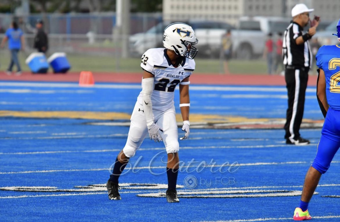 twins_dad05's tweet photo. Having a blast working side by side my boys. Too bad neither of them play LB for me lol. #enjoythem #ppp #Hidalgo #Pirates https://t.co/wpRxNnEwvT