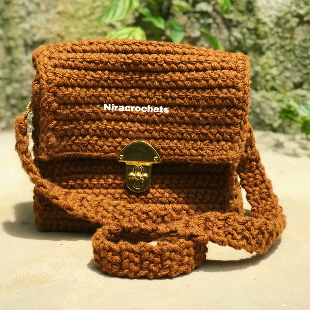 SimplyNira's tweet photo. I worked with 6 strands of yarn and a 4mm hook to create this thick and portable bag.
PRICE: 6,000NGN
Available in other colours and sizes.
Please kindly patronize, RT, like, follow and recommend.
#crochetdesigner #crochetcreator #crochet #handmade #ASUU https://t.co/BgX79s3A8P