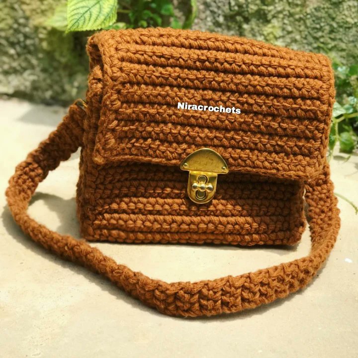 SimplyNira's tweet photo. I worked with 6 strands of yarn and a 4mm hook to create this thick and portable bag.
PRICE: 6,000NGN
Available in other colours and sizes.
Please kindly patronize, RT, like, follow and recommend.
#crochetdesigner #crochetcreator #crochet #handmade #ASUU https://t.co/BgX79s3A8P