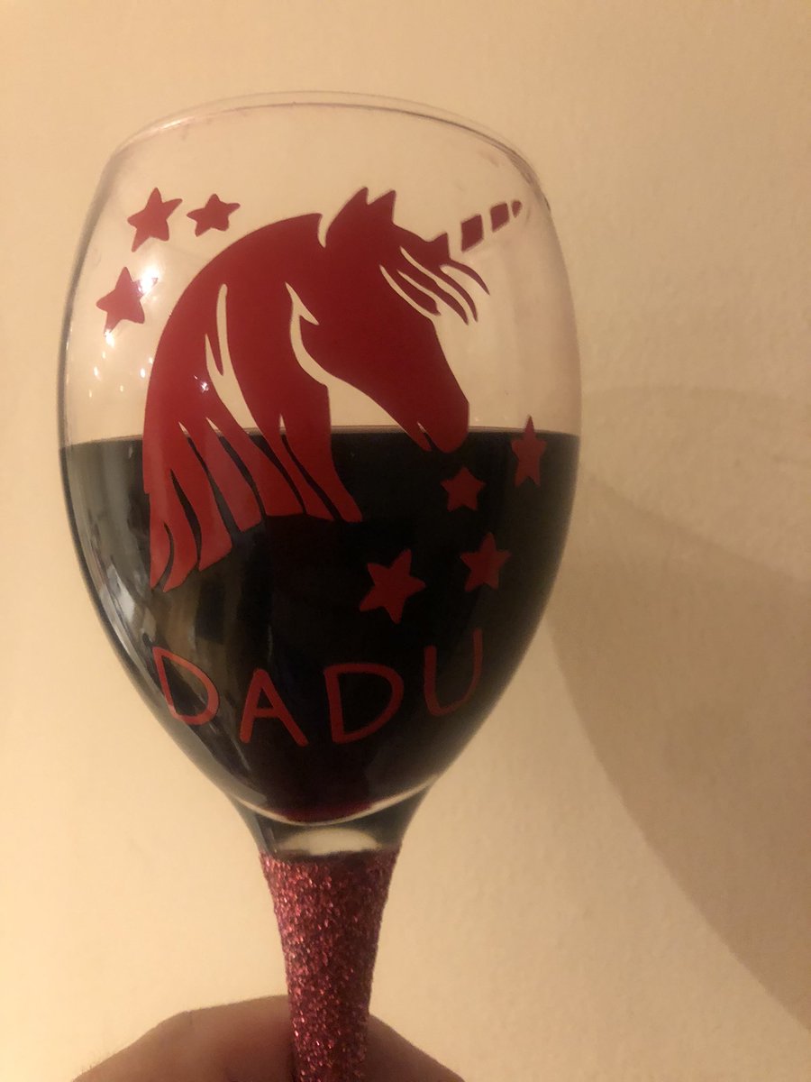 Kitman Clearout, offering this set of used 1/4 zip, T shirt and shorts as worn by players and staff last season. Follow, Like and Retweet  #everykitmanknows 8. Bonus prize for first person to identify relevance of “8” 🤷. Happy Bank holiday weekend  everyone. 🍷🍷