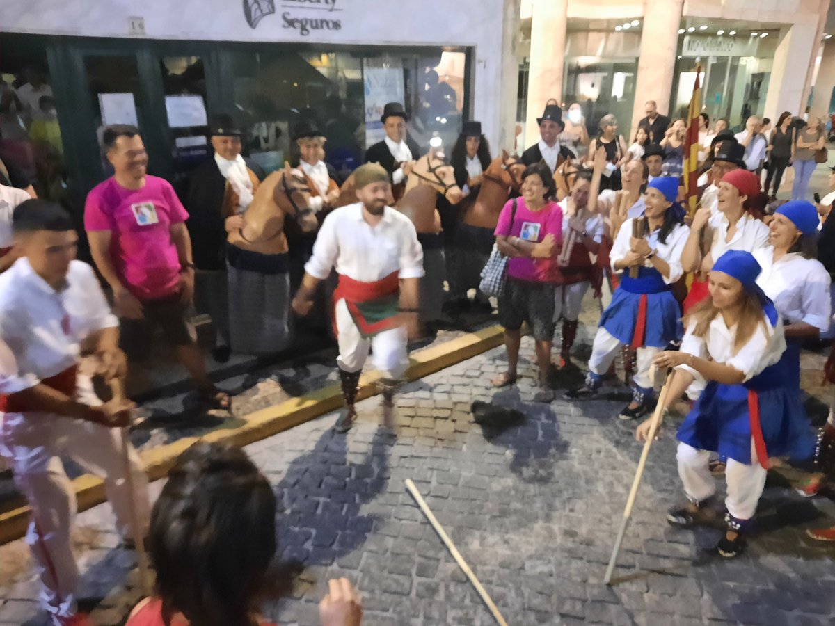 bastoneris's tweet photo. Amb l'@JocsAnonima estem descobrint noves facetes de la cultura del bastó! #aplecinternacional2022
🪁❤️💙 https://t.co/dM81zCfPmI