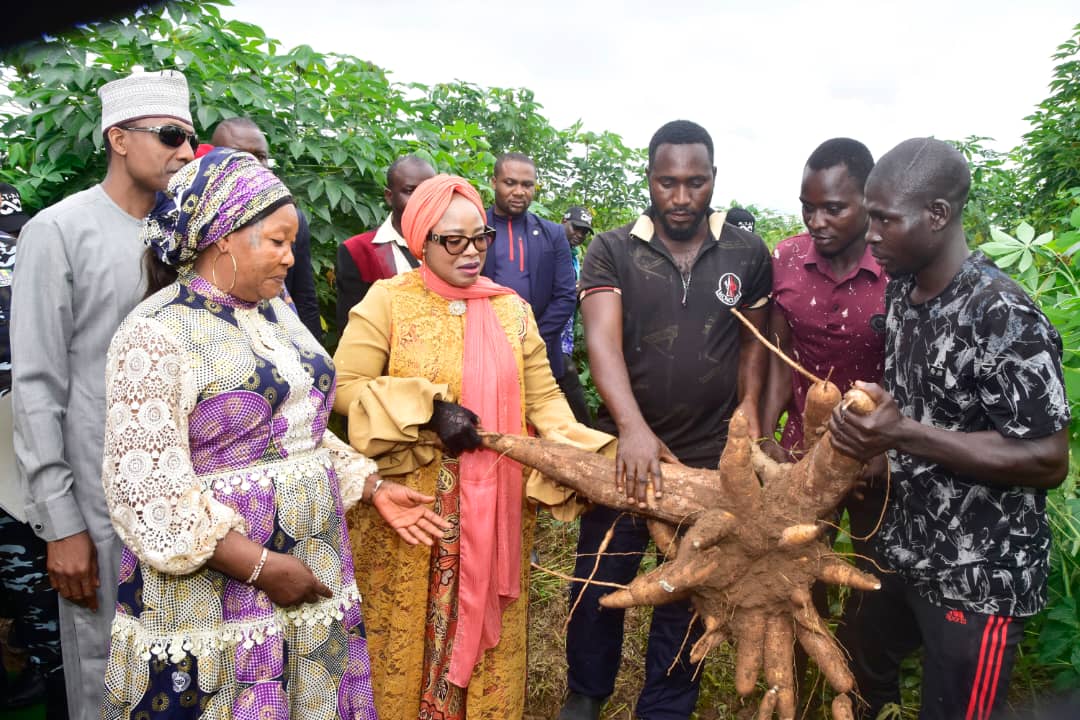 DrRamatuAliyu's tweet photo. I was honoured to flag off cassava and other farm produce harvesting championed by YEYEDU Rural Women Farmers of Godfina village, Abuja. https://t.co/bJ6i6zQ1NT