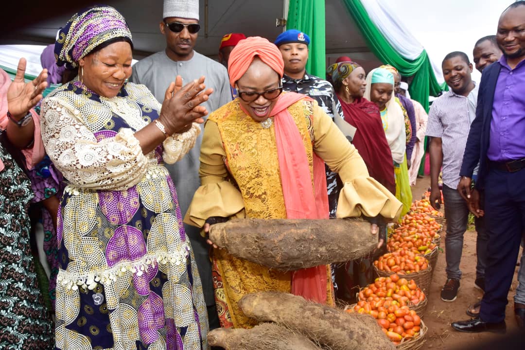 DrRamatuAliyu's tweet photo. I was honoured to flag off cassava and other farm produce harvesting championed by YEYEDU Rural Women Farmers of Godfina village, Abuja. https://t.co/bJ6i6zQ1NT