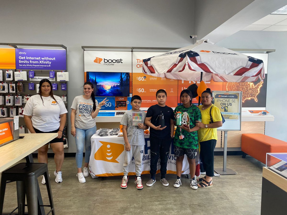 Team_TuVoz's tweet photo. Everyone is having so much fun at our #BacktoSchoolEvent 🎒We have the best promos in town, music and lots of surprises!#BoostNation #TuVozStrong ⁦@joseq_tuvoz⁩ @GoJoeDubbsSPG⁩ ⁦@JayMiglionico⁩ ⁦@BoostMobileSean⁩ ⁦⁦@MarcecoNation⁩ ⁦@BoostMikeNJ https://t.co/pVOu8aVbCr