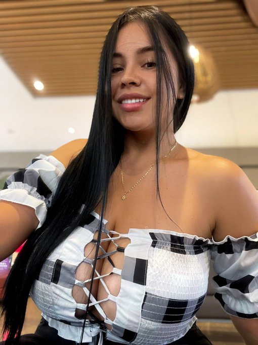 Hola mi gente | Hi guys 🖤🐰 https://t.co/4eOR6cip2R