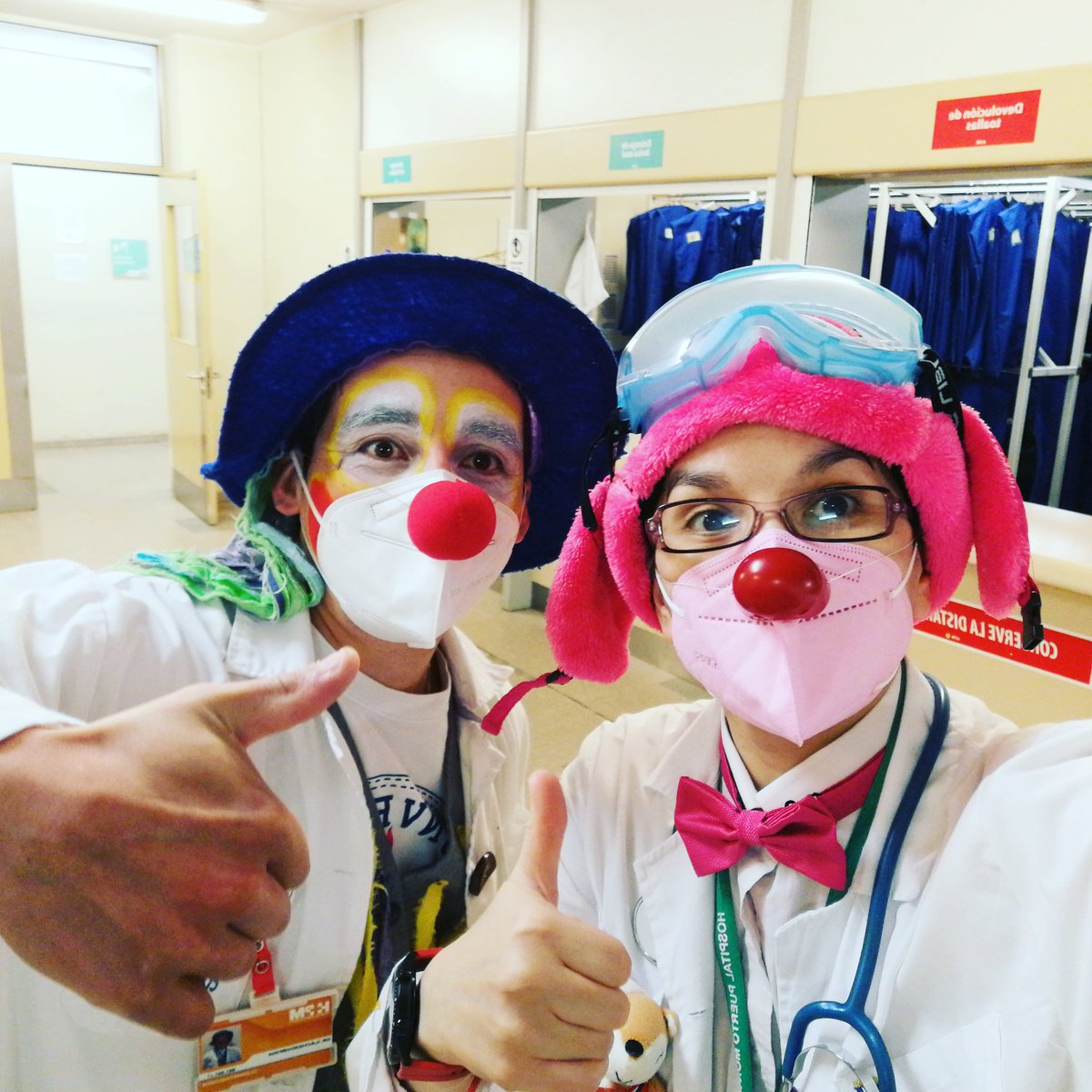 Clowntagiosos's tweet photo. Hoy nuestros @Clowntagiosos jugaron y relajaron al personal del @hospitalpm durante parte de la mañana... Gran visita! ❤️ Nos encanta llevar la #RevolucionDeAmorYAlegria y recuerde #JugarYReirNosHaceBien
#DrIlachasdorfina #DraPiniKa ❤️🤡 https://t.co/nCatF9VE0Q