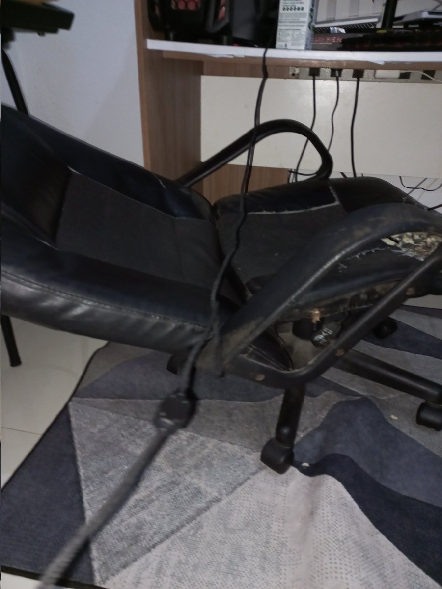 uJagger_'s tweet photo. @StoneDYooDa É uma banco ou uma cama? Não é só minha cadeira em situações deploráveis Yodao. Ela quebrou e daí eu preciso encostar ela nesse teclado de 308 antes de Cristo que minha família deu pra mim. Mas tamo ai, se quiser mandar a cadeira do yodismo aqui pra casa ja pode #TrueBallantines https://t.co/U8c1ZekyU5