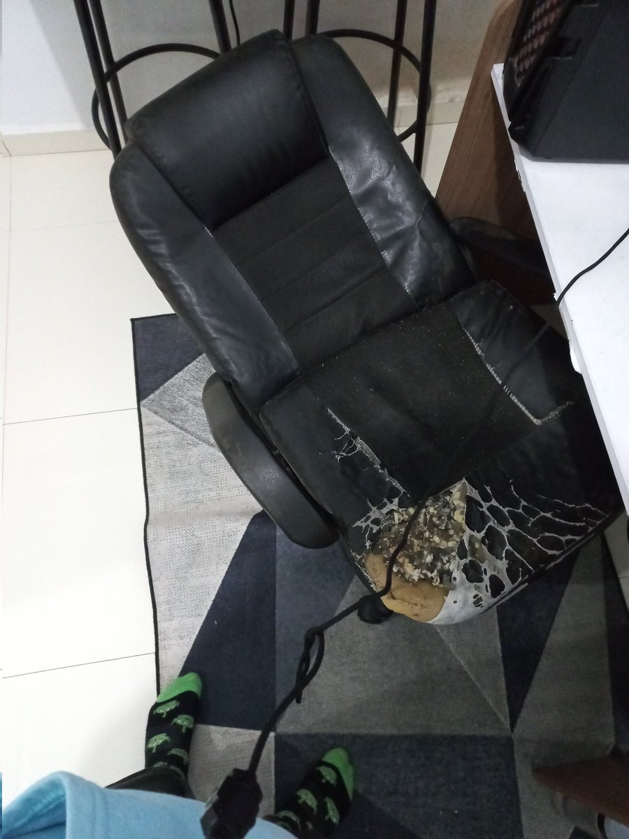 uJagger_'s tweet photo. @StoneDYooDa É uma banco ou uma cama? Não é só minha cadeira em situações deploráveis Yodao. Ela quebrou e daí eu preciso encostar ela nesse teclado de 308 antes de Cristo que minha família deu pra mim. Mas tamo ai, se quiser mandar a cadeira do yodismo aqui pra casa ja pode #TrueBallantines https://t.co/U8c1ZekyU5