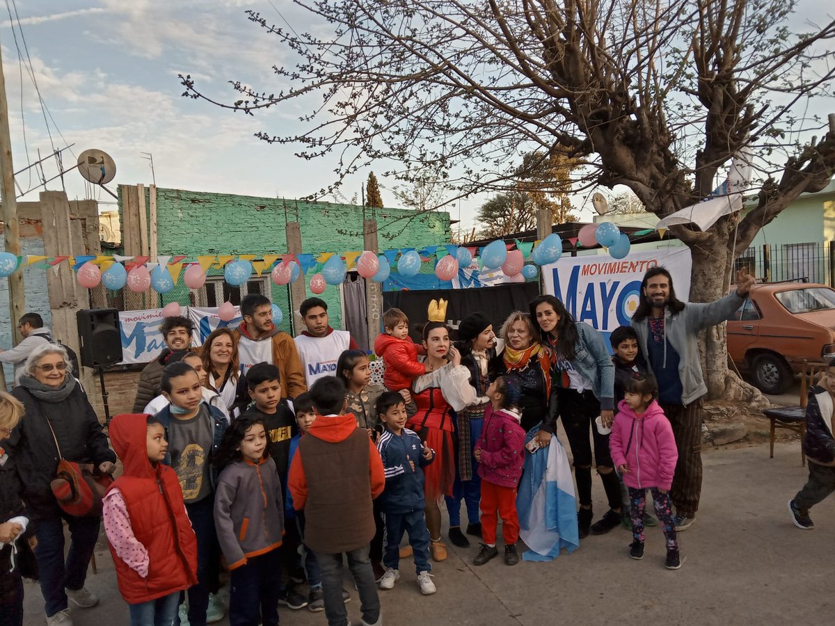 LanusMayo's tweet photo. Hoy celebramos el Día de la Niñez con actividades organizadas por el Centro Juvenil y de la Niñez "Los Talleres" del Movimiento Mayo Lanús en Remedios de Escalada.

#MayoLanus https://t.co/9088zsotXE