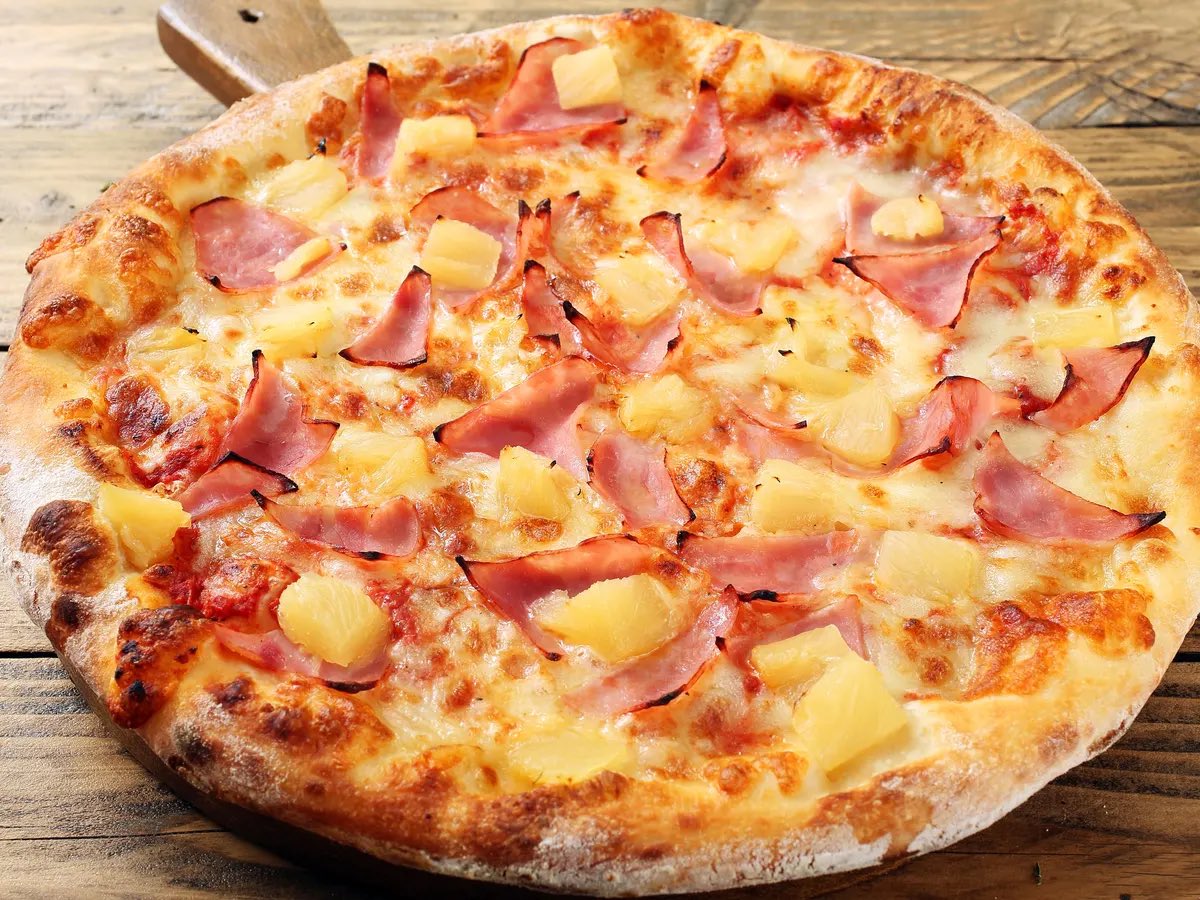 emptywalletsos loves pineapple pizza 😋😋😋😋