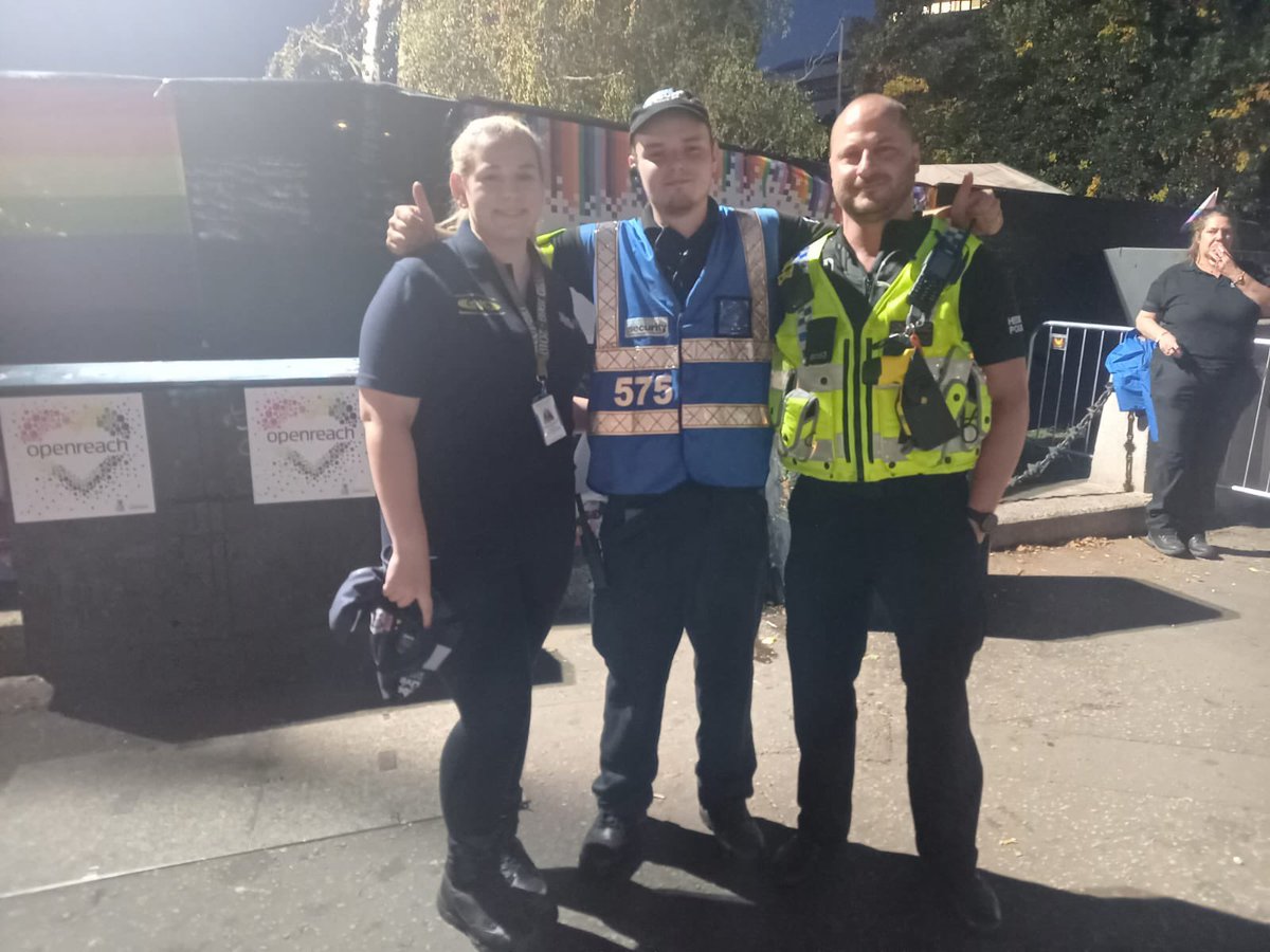 MikeUniSIO's tweet photo. If you’re out tonight celebrating #PrideCymru 🏳️🌈 🏳️⚧️ then you’ll see @SWPVolunteers out with @SWPCardiff on the #SafetyBus
They’ll be out until 0500hrs getting people to a place of safety with First Aid, Water & 📲 🔋 chargers
Working with partners to #KeepCardiffSafe @swpolice https://t.co/vt43rdeaTu