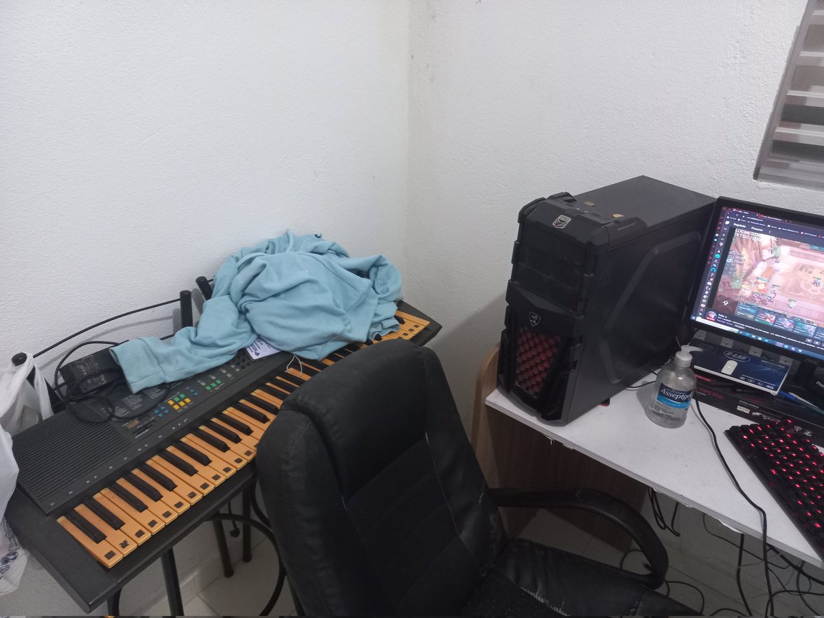 uJagger_'s tweet photo. @StoneDYooDa É uma banco ou uma cama? Não é só minha cadeira em situações deploráveis Yodao. Ela quebrou e daí eu preciso encostar ela nesse teclado de 308 antes de Cristo que minha família deu pra mim. Mas tamo ai, se quiser mandar a cadeira do yodismo aqui pra casa ja pode #TrueBallantines https://t.co/U8c1ZekyU5