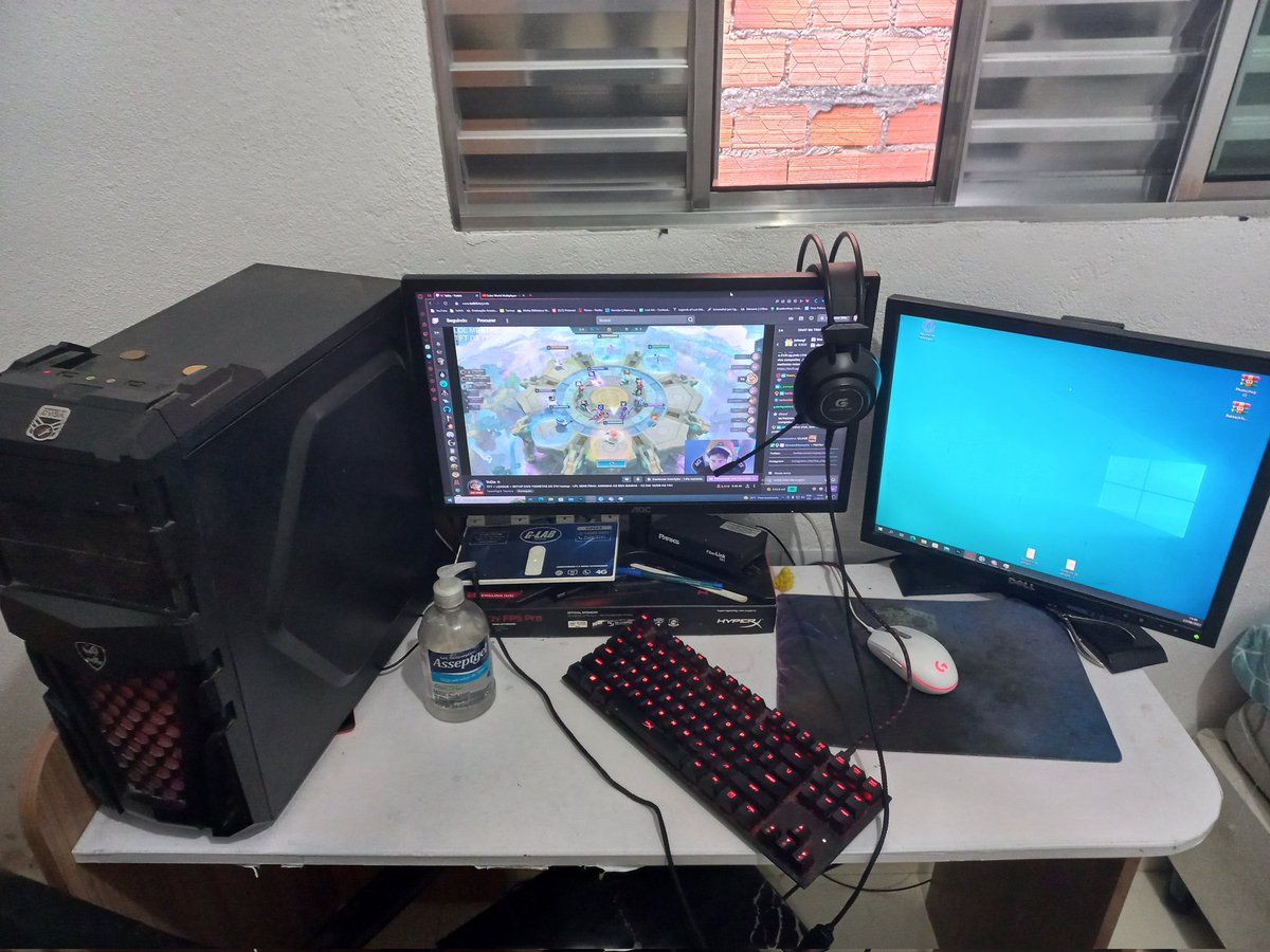 uJagger_'s tweet photo. @StoneDYooDa É uma banco ou uma cama? Não é só minha cadeira em situações deploráveis Yodao. Ela quebrou e daí eu preciso encostar ela nesse teclado de 308 antes de Cristo que minha família deu pra mim. Mas tamo ai, se quiser mandar a cadeira do yodismo aqui pra casa ja pode #TrueBallantines https://t.co/U8c1ZekyU5