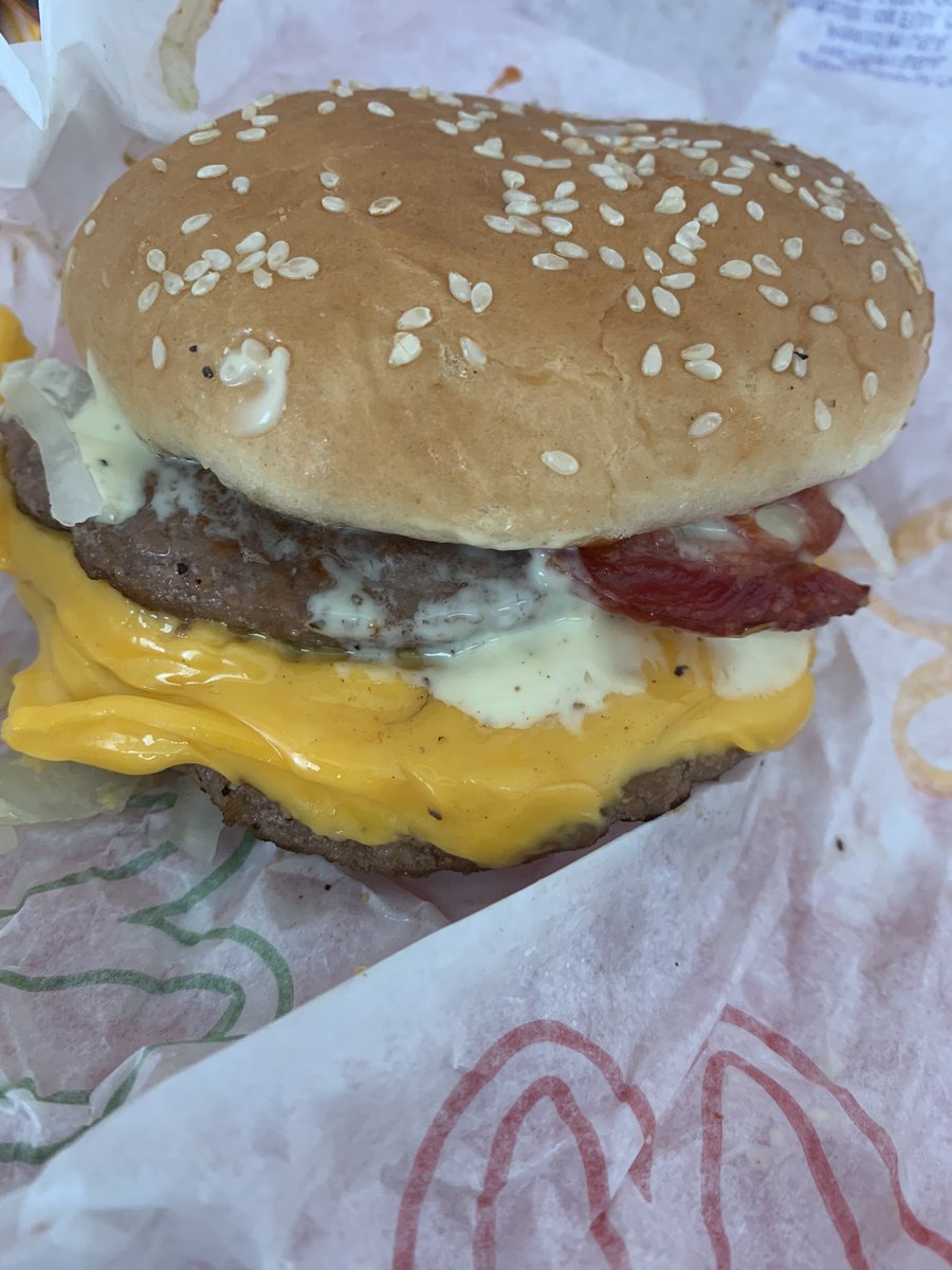 mafetellez's tweet photo. En @McDonaldsCol no solo tienes q soportar la mala atención de las niñas, sino que pidas una “Triple McBaco” y te den una hamburguesa de cajita feliz con dos carnes… donde está lo triple? @TalCualOficial https://t.co/EQtoz1Ye5k