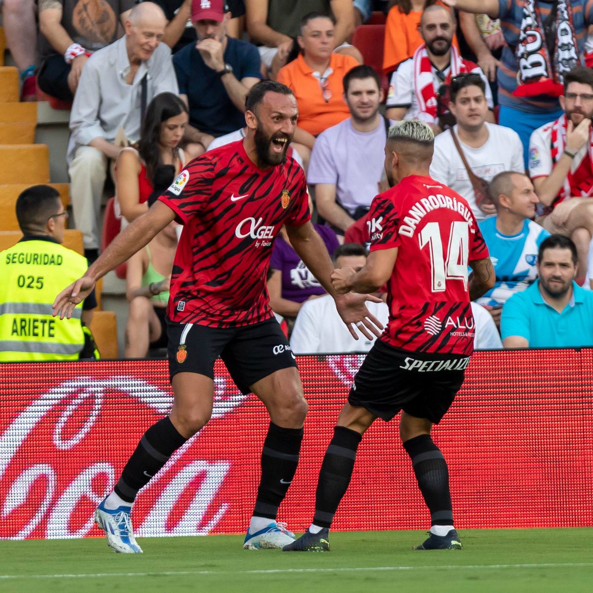 MuriqiVedat's tweet photo. Unión y espíritu de equipo! 💪

Vamos! 🔴 https://t.co/UY8PmO486l