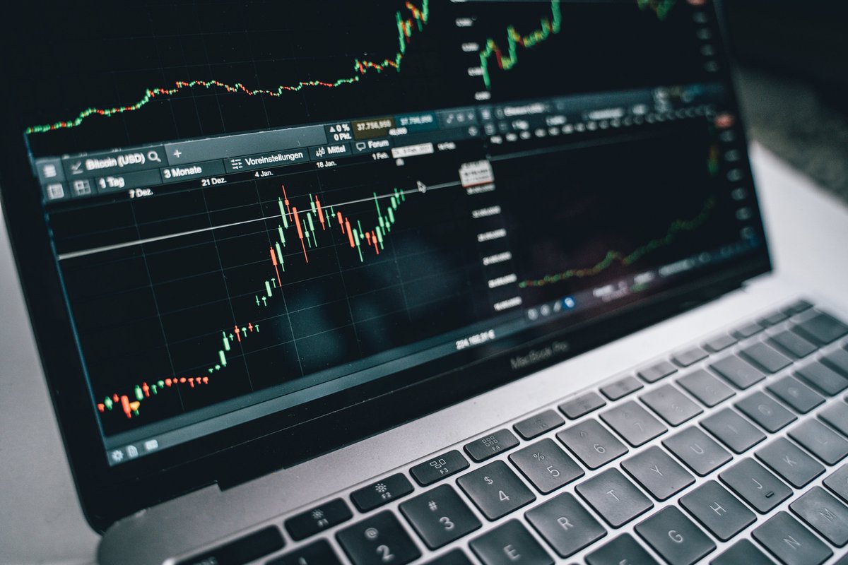The best time to buy is when the market dips 💰

But it’s not only the #NFT &amp; #Crypto markets that have buying opportunities right now.

Here are 4️⃣ other investment vehicles that you should explore this weekend, to help diversify your portfolio:

🧵👇
