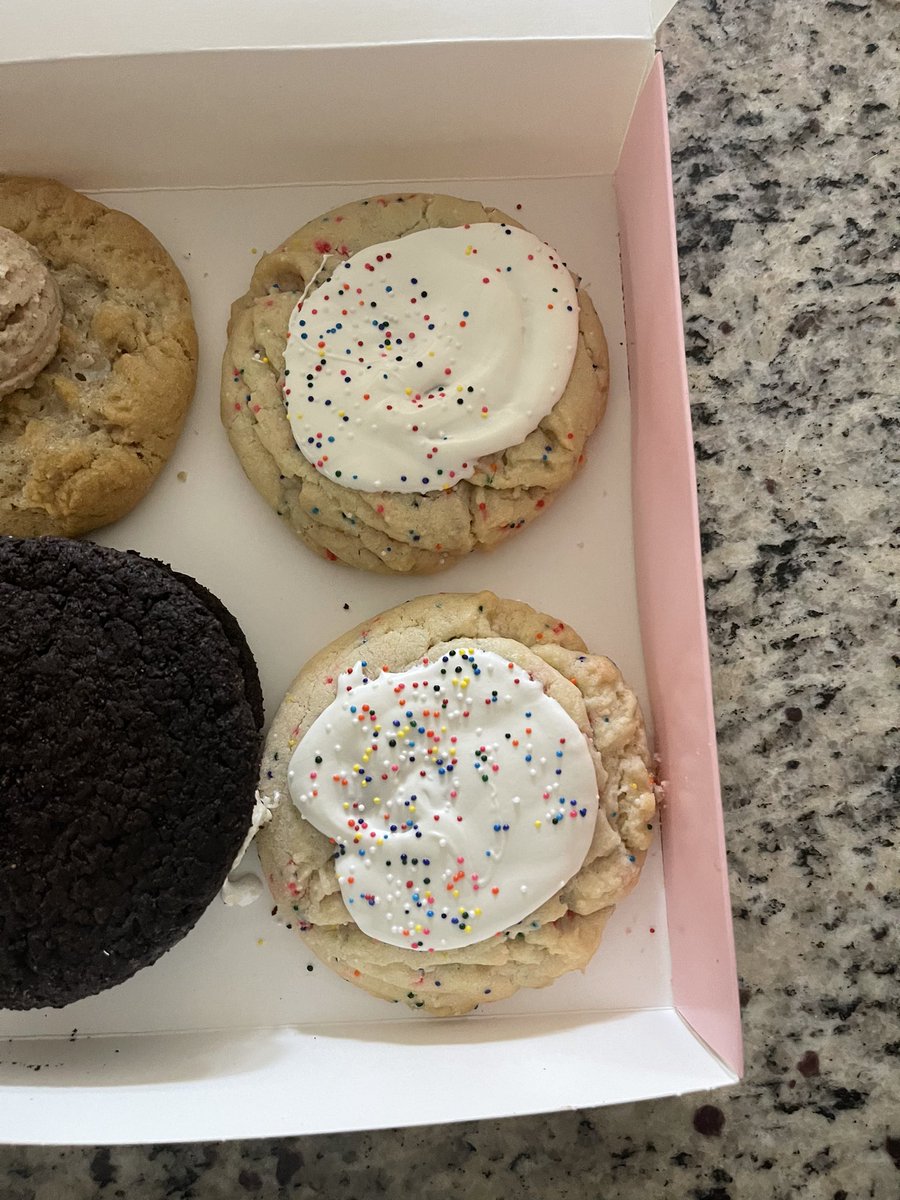 CarolJFernandez's tweet photo. @CrumblCookies Where are our circus cookies? 💔💔 https://t.co/p5YA6uPCpE