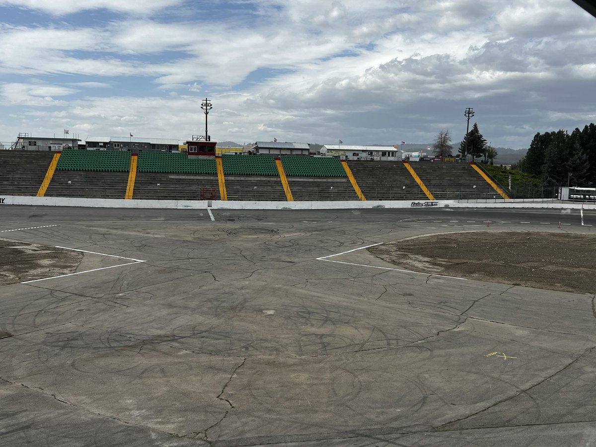 8_northwest's tweet photo. State line speedway we are here!! https://t.co/FlYlt5XPDo