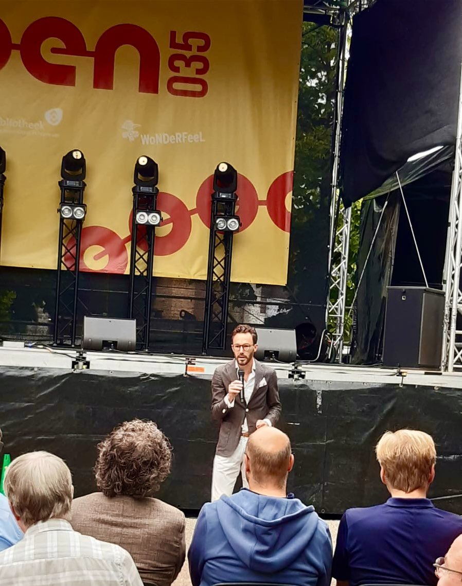 ArnoScheepers81's tweet image. Impressed. Ontroerd. En vooral enorm trots! Wat een geweldig festival is de 1’e editie van #Open035 geweest! Muziek, (live!) beeldende kunst, poëzie, fotografie, media: van echt alles wat Hilversum te bieden heeft, kon vandaag genoten worden! #topdag