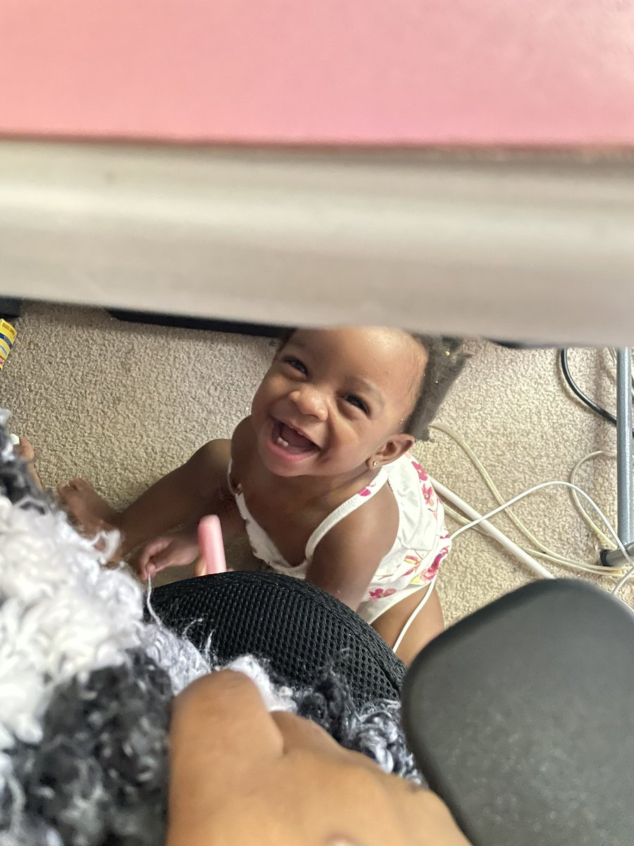 Geaux_chi's tweet photo. My view under my desk while I do work 🥰😍😂 #loadingDrMommy https://t.co/6gKq89Wd7E