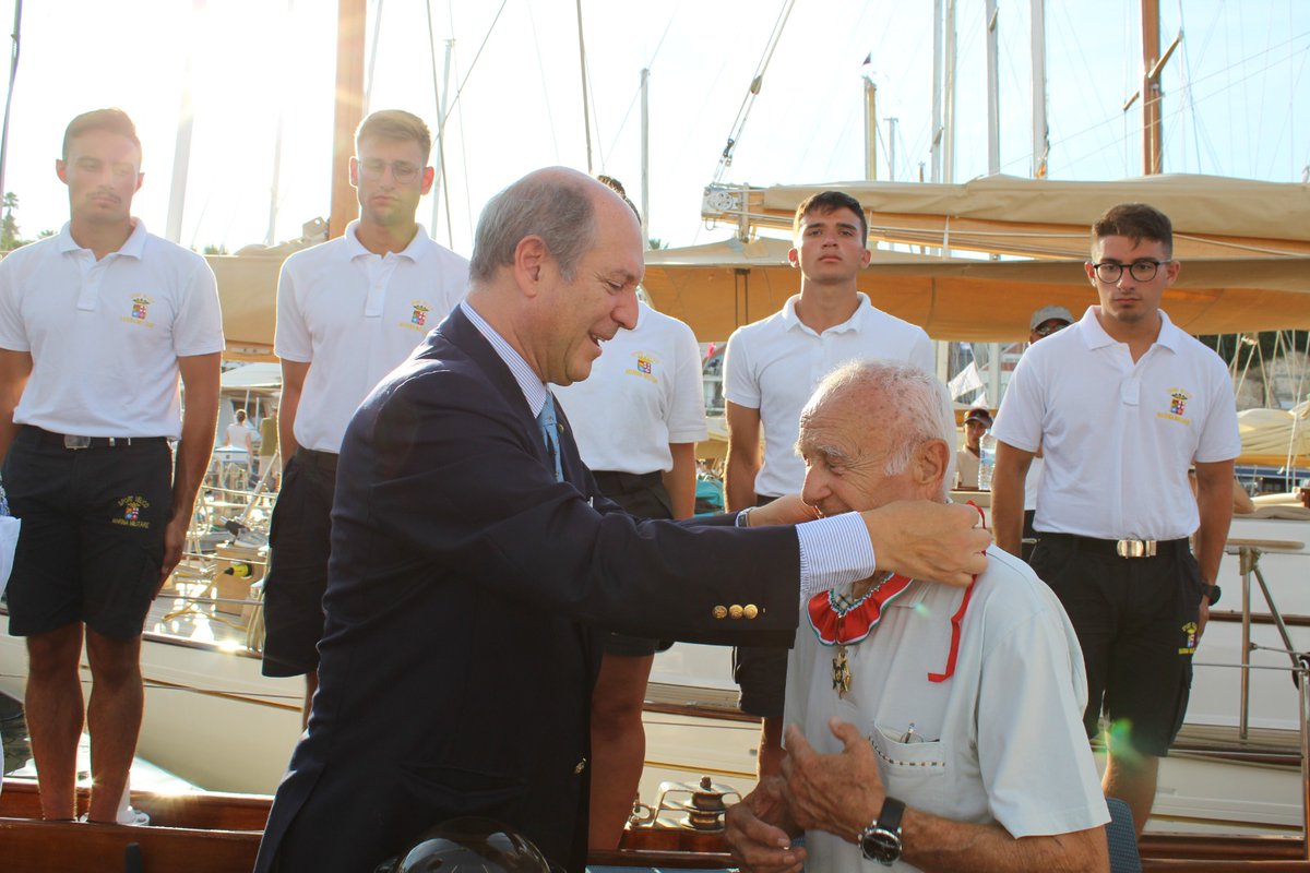 ItalyinSpain's tweet photo. Nell'occasione ha consegnato l'onorificenza di #Commendatore della Stella d'Italia al signor Mario Cappa, ultimo testimone vivente della tragica vicenda dell'affondamento della corazzata "Roma" all'indomani dell'8 settembre 1943. 👏👏👏 https://t.co/XLPh8oxShs