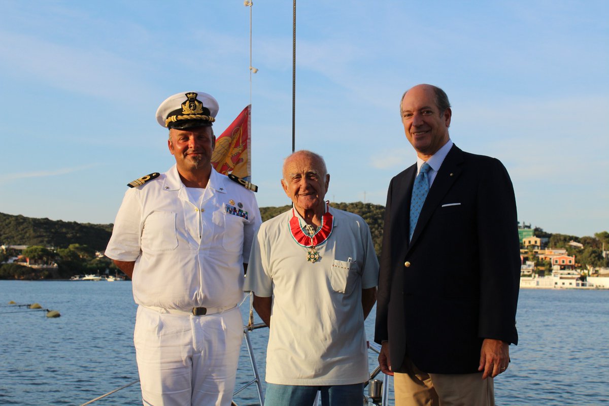 ItalyinSpain's tweet photo. Nell'occasione ha consegnato l'onorificenza di #Commendatore della Stella d'Italia al signor Mario Cappa, ultimo testimone vivente della tragica vicenda dell'affondamento della corazzata "Roma" all'indomani dell'8 settembre 1943. 👏👏👏 https://t.co/XLPh8oxShs