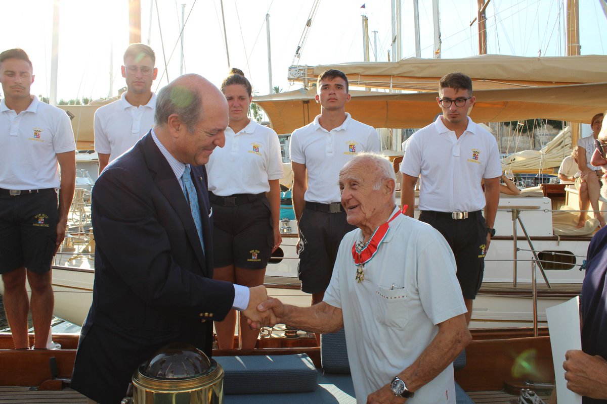 ItalyinSpain's tweet photo. Nell'occasione ha consegnato l'onorificenza di #Commendatore della Stella d'Italia al signor Mario Cappa, ultimo testimone vivente della tragica vicenda dell'affondamento della corazzata "Roma" all'indomani dell'8 settembre 1943. 👏👏👏 https://t.co/XLPh8oxShs