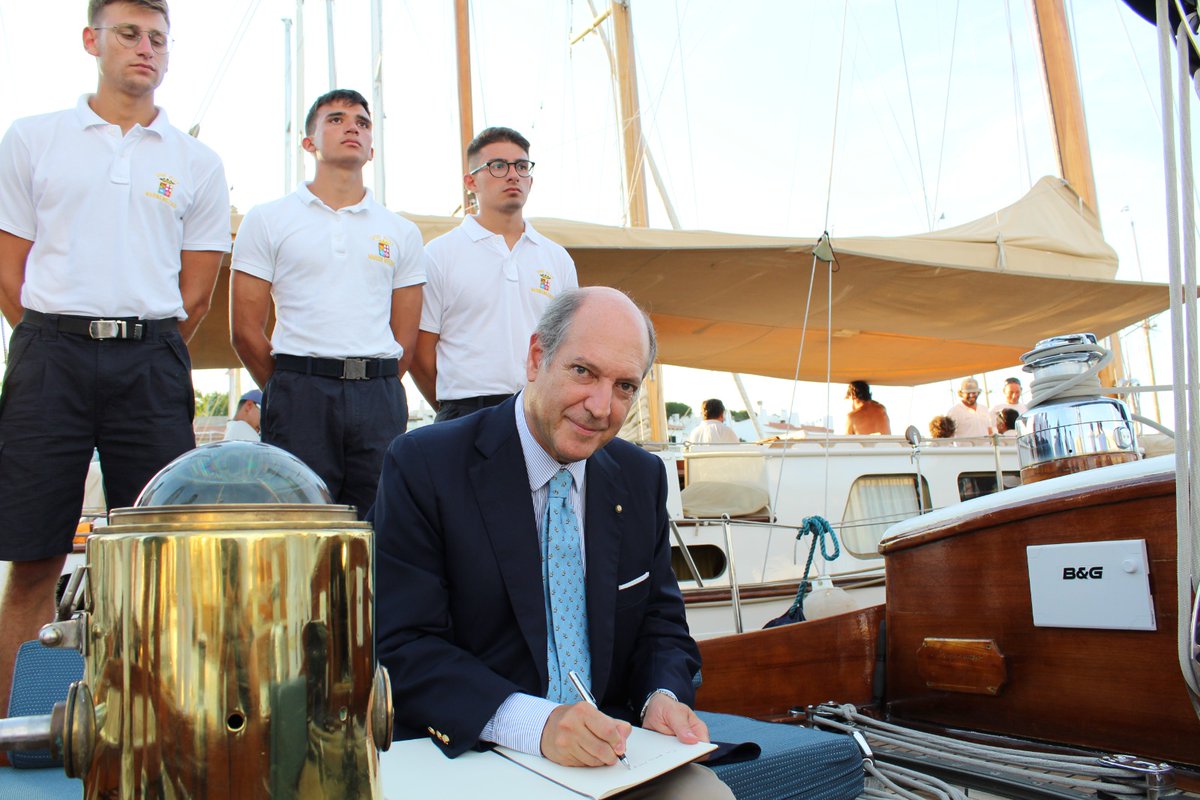 ItalyinSpain's tweet photo. Nell'occasione ha consegnato l'onorificenza di #Commendatore della Stella d'Italia al signor Mario Cappa, ultimo testimone vivente della tragica vicenda dell'affondamento della corazzata "Roma" all'indomani dell'8 settembre 1943. 👏👏👏 https://t.co/XLPh8oxShs