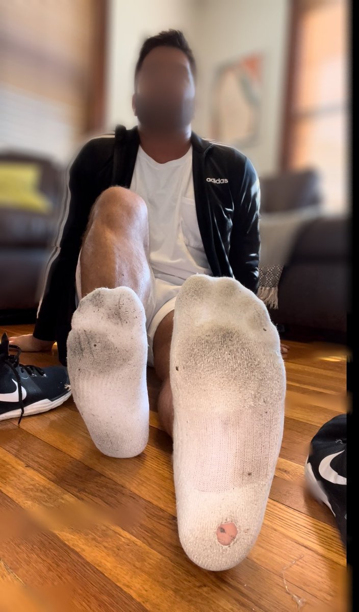 LucaRocco07's tweet photo. Hot as hell today. Who wants to sniff of my socks? After my run? 🦶🏼💪🏼 🧦🥵
#malefeet #malesocks #malefootfetish #gayfeet #gaysocks #gayfootfetish #smellyfeet #smellysocks #footfetishcommunit https://t.co/0VJToBgLNN